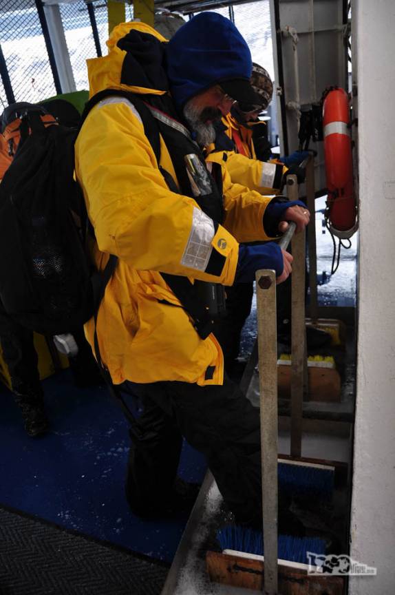 O Bart limpa suas botas antes de entrar no Sea Spirit, em Stromness, na Geórgia do Sul